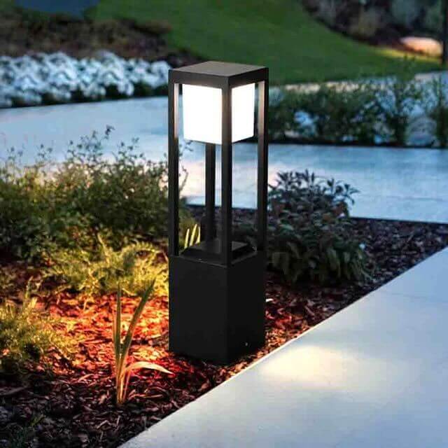 Kubformad Utomhuslampa på Solenergi (60cm)