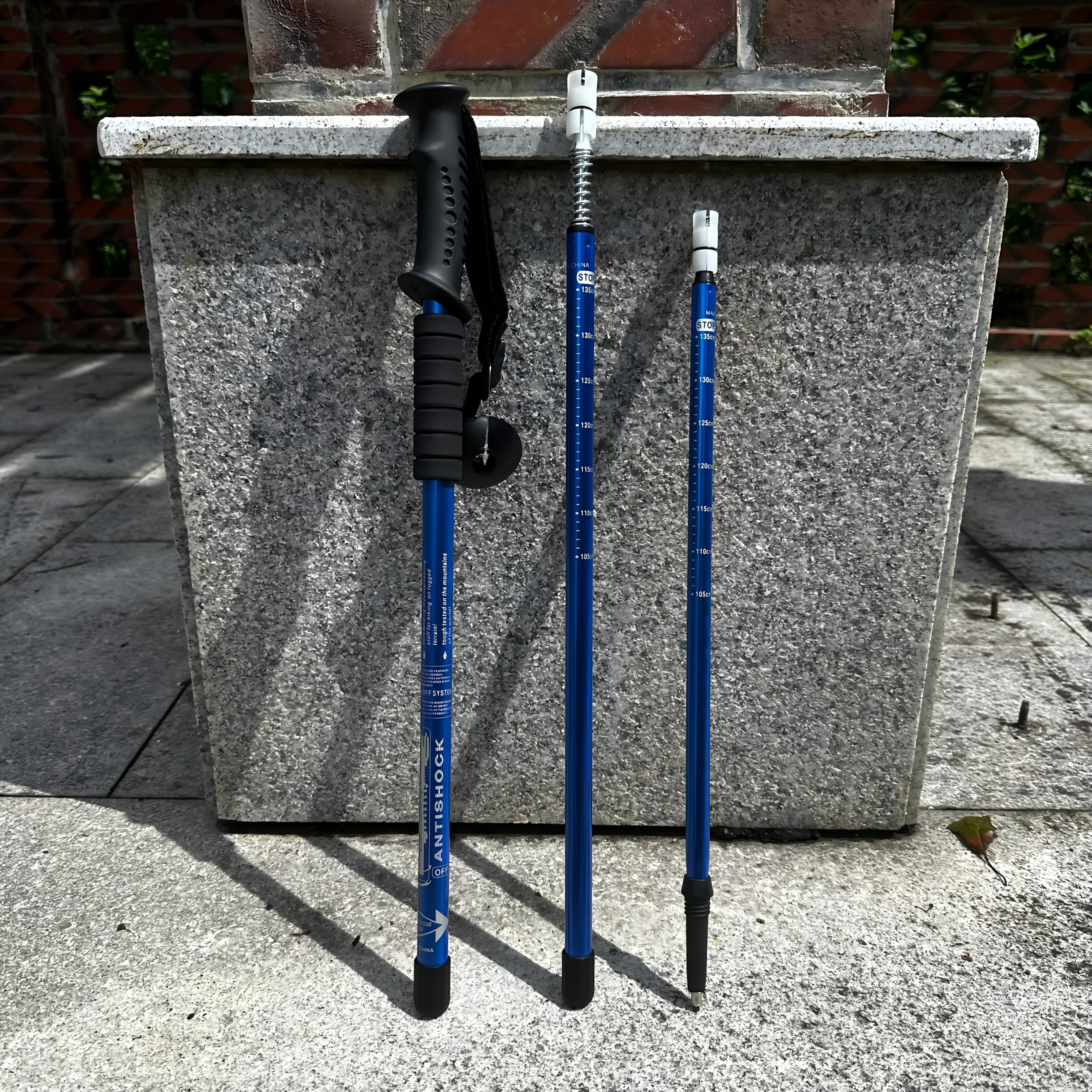 Lätta Aluminium Trekkingstavar – Justerbara och Stötdämpande för Äventyrliga Vandrare