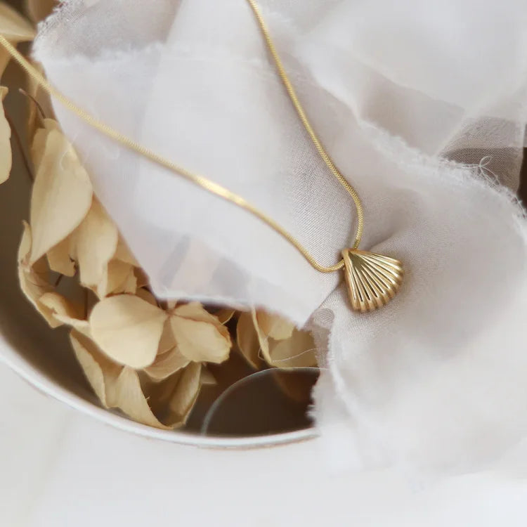 Guldbelagd Kammussla Blomma Halsband – Lila