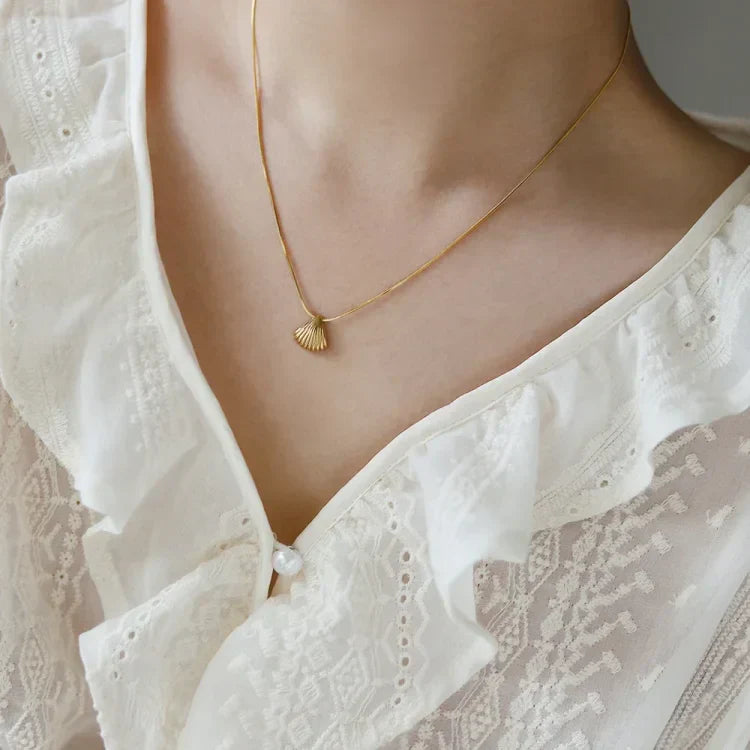 Guldbelagd Kammussla Blomma Halsband – Lila
