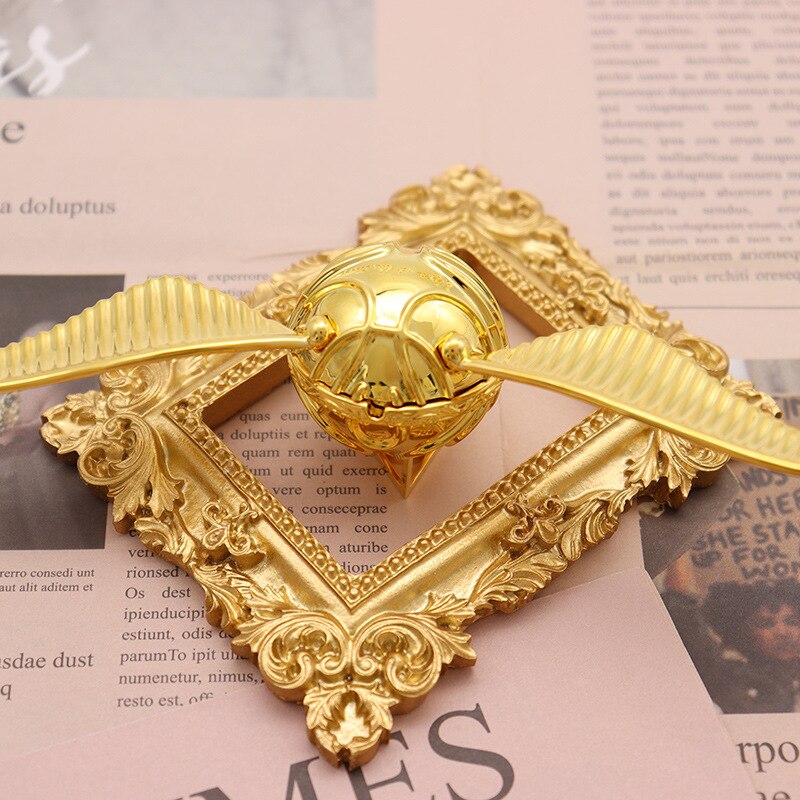 Golden Wing Orb Ring Box – Lyxig Bärbar Smyckeslåda
