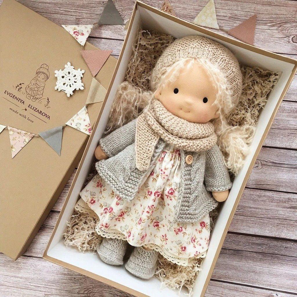 Handgjord Vinter Waldorf Kramdocka – Poppi