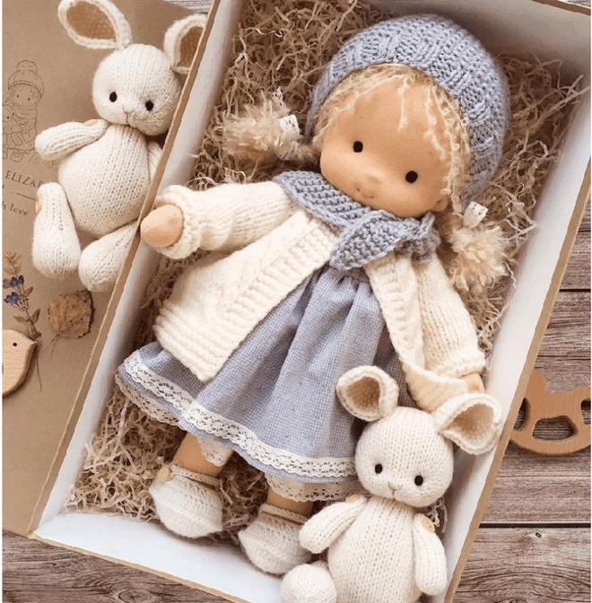 Handgjord Vinter Waldorf Kramdocka – Poppi