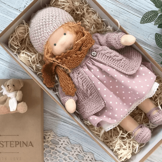 Handgjord Vinter Waldorf Kramdocka – Poppi