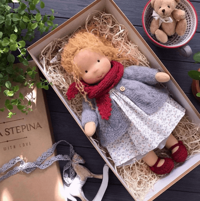 Handgjord Vinter Waldorf Kramdocka – Poppi