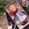 Handgjord Vinter Waldorf Kramdocka – Poppi