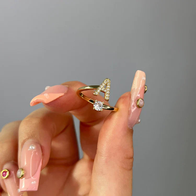 JewelEngrave | Elegant ring med dina initialer, för att bevara minnena levande