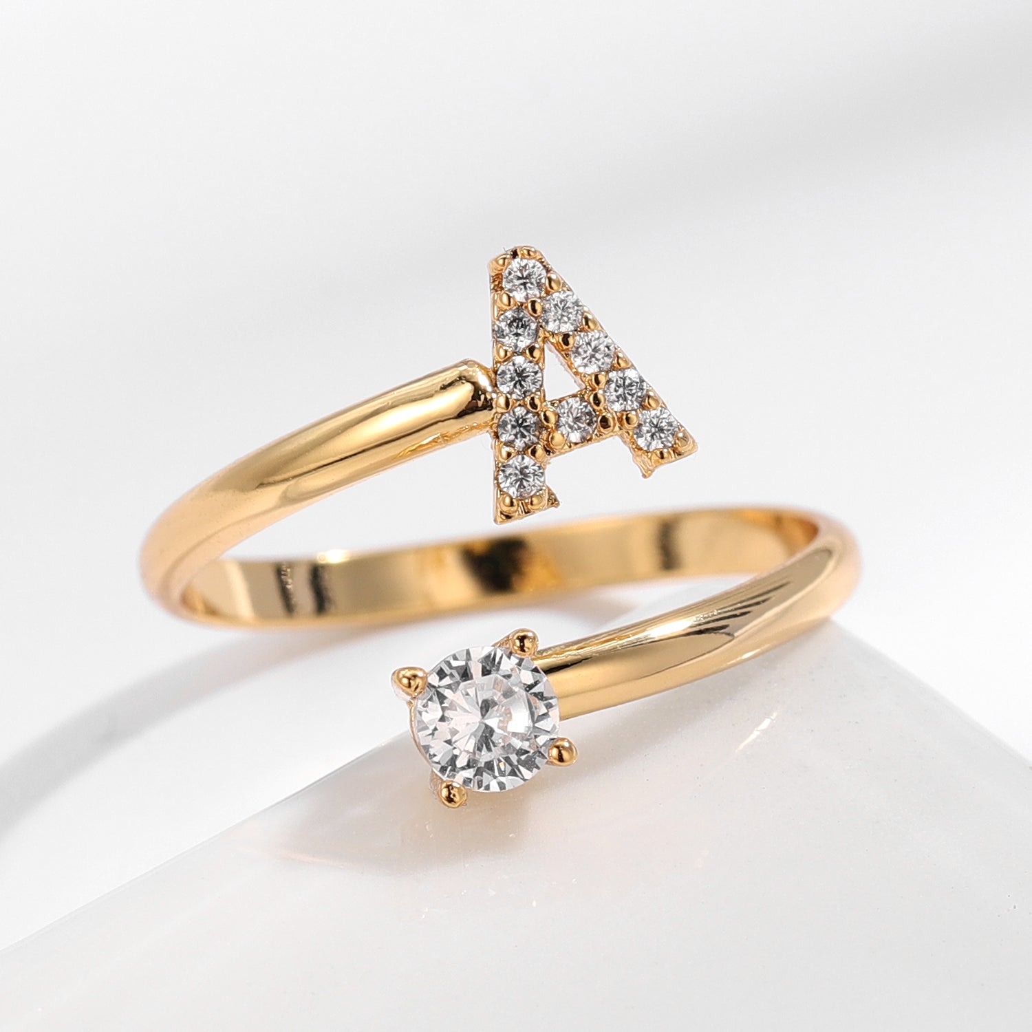 JewelEngrave | Elegant ring med dina initialer, för att bevara minnena levande