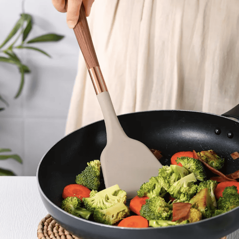 Köksredskap Tillverkade av Livsmedelsäker Silikon med Trähandtag – KitchenElegance