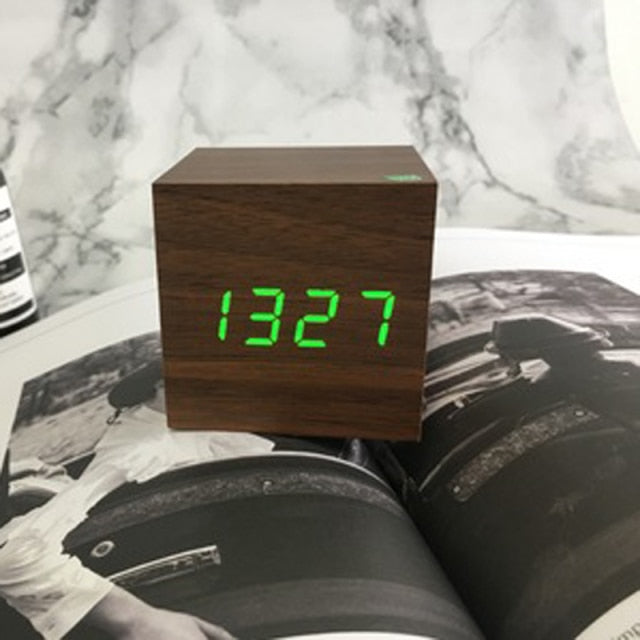 Minimalistisk Digital LED Väckarklocka med Röststyrning