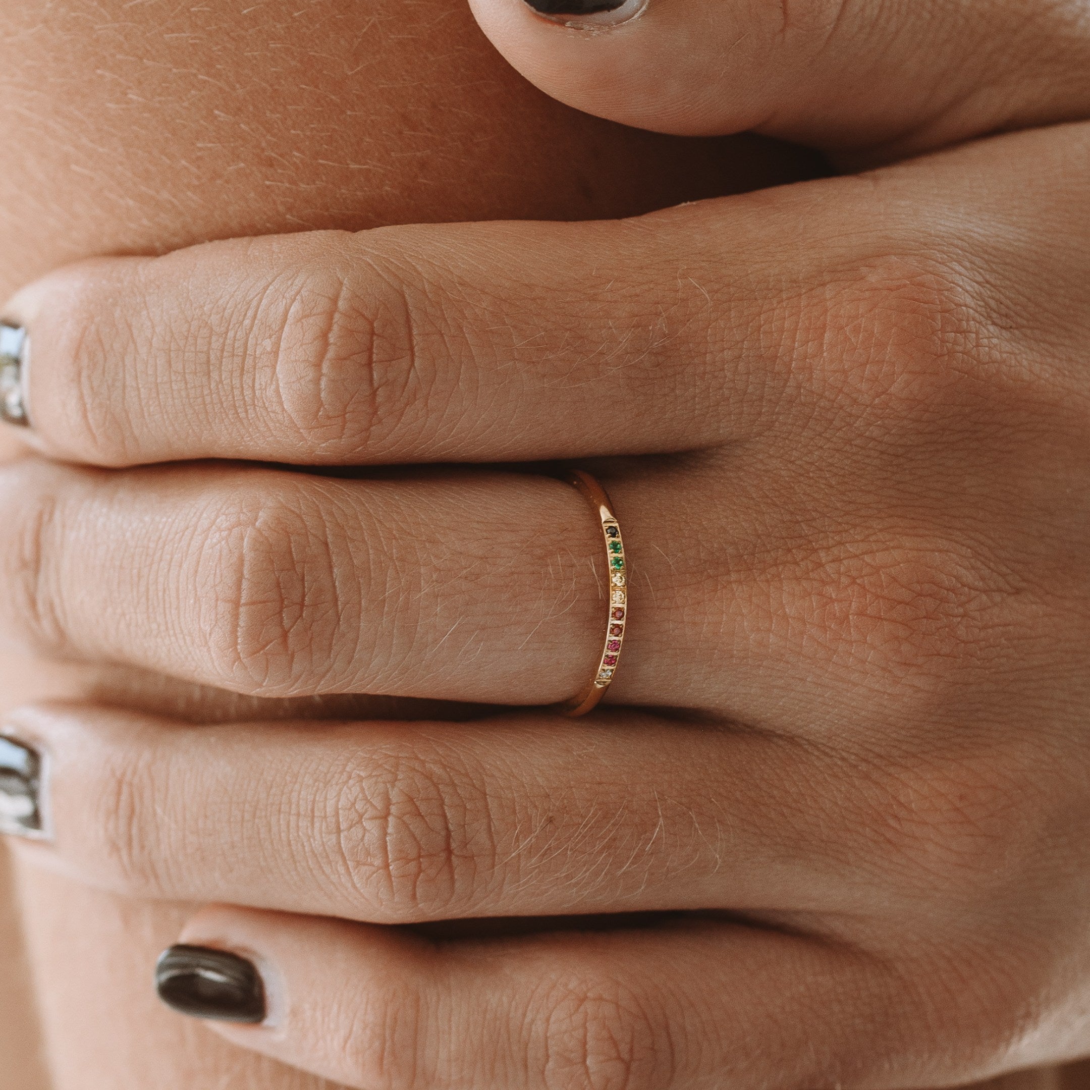 Guldring med Färgglada Stenar – Solene