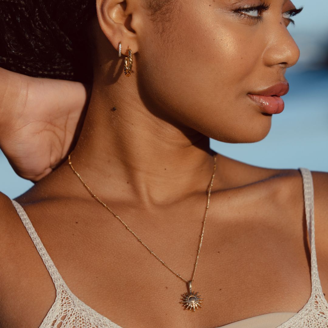 Halsband med Solhängsmycke – Solara